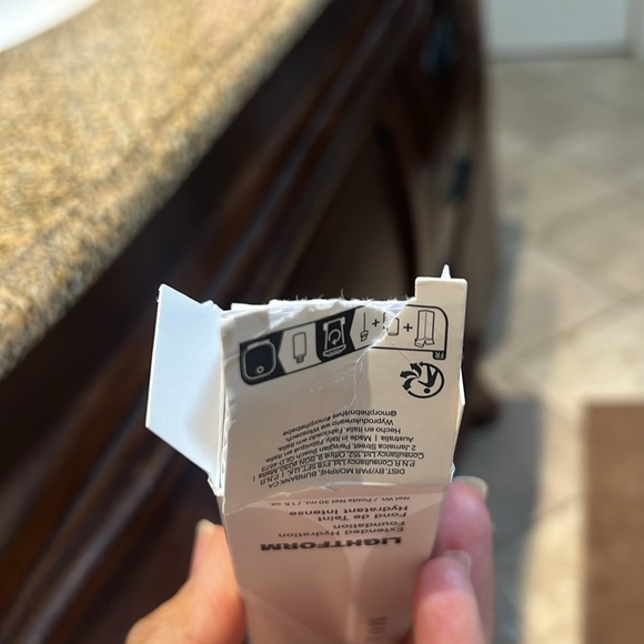 Morphe 13n light form extended hydration foundation. Swatched - Picture 5 of 6